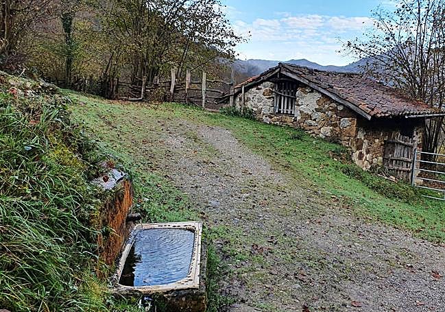 La presencia de fuentes y agua es constante durante todo el trayecto