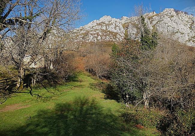 La Peña Lorio es otra de las grandes protagonistas de la ruta. Al alcanzar el collado El Cordal se alcanzan también sus pies
