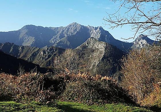 El Cordal, un collado a 780 metros de altitud con estupendas vistas a Peña Mea y a Peñas Negras, es la cota más alta de esta excursión por Laviana