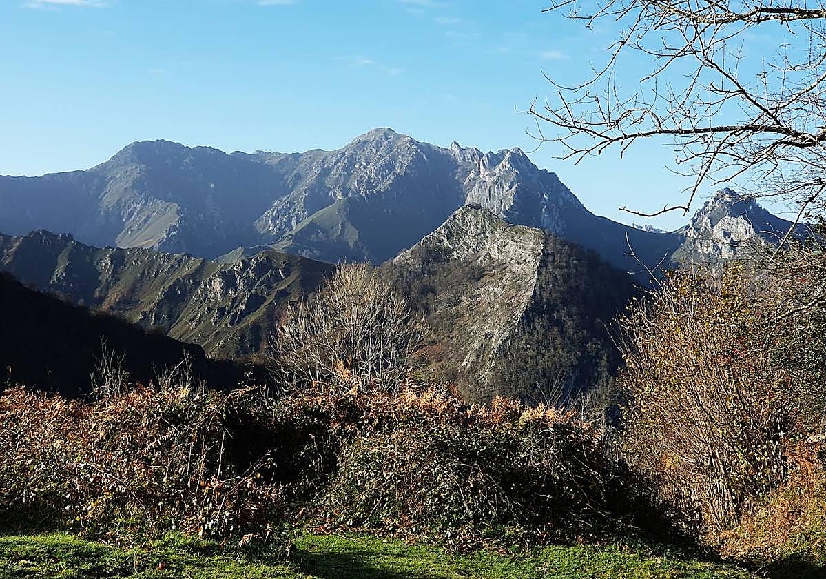 El Cordal, un collado a 780 metros de altitud con estupendas vistas a Peña Mea y a Peñas Negras, es la cota más alta de esta excursión por Laviana