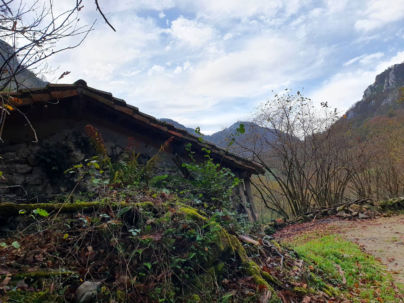 Zona de cabañas en Peorrua, ya mirando al pico Guanalón