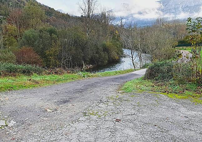 En lugar de cruzar el puente se toma este desvío para caminar a la vera del río durante un rato