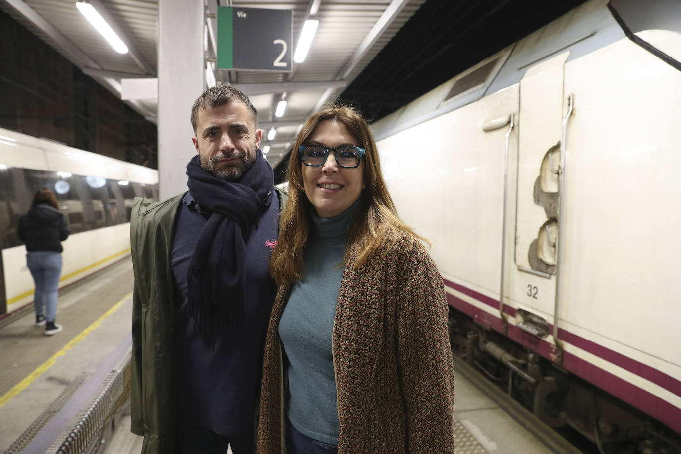 Los viajeros más madrugadores estrenan el primer tren comercial, en imágenes