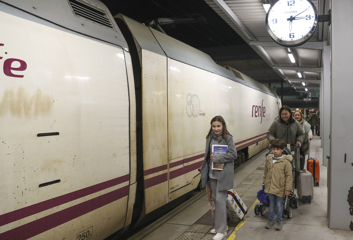 Los viajeros más madrugadores estrenan el primer tren comercial, en imágenes