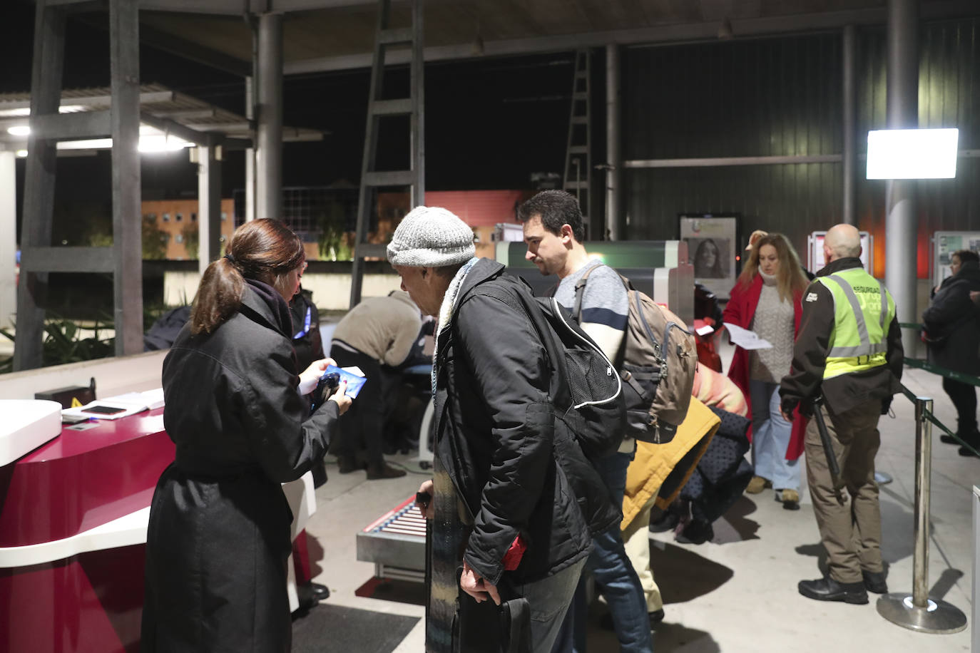 Los viajeros más madrugadores estrenan el primer tren comercial, en imágenes