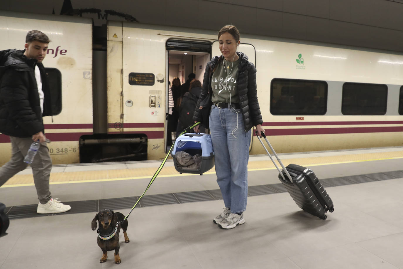 Los viajeros más madrugadores estrenan el primer tren comercial, en imágenes