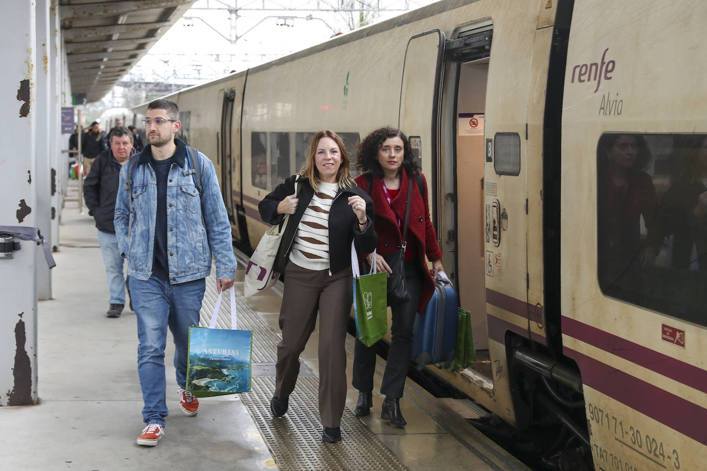 Los viajeros más madrugadores estrenan el primer tren comercial, en imágenes