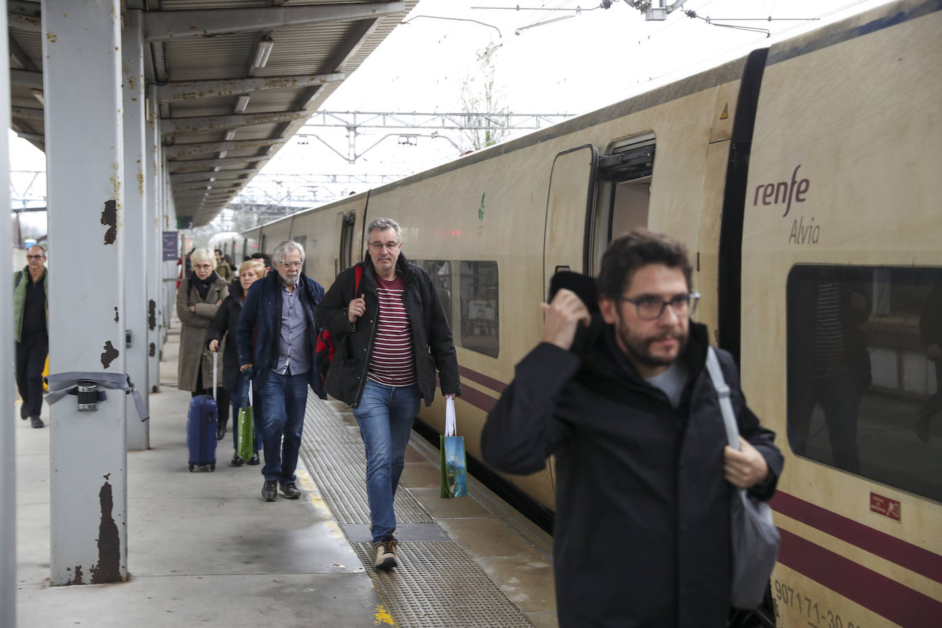 Los viajeros más madrugadores estrenan el primer tren comercial, en imágenes