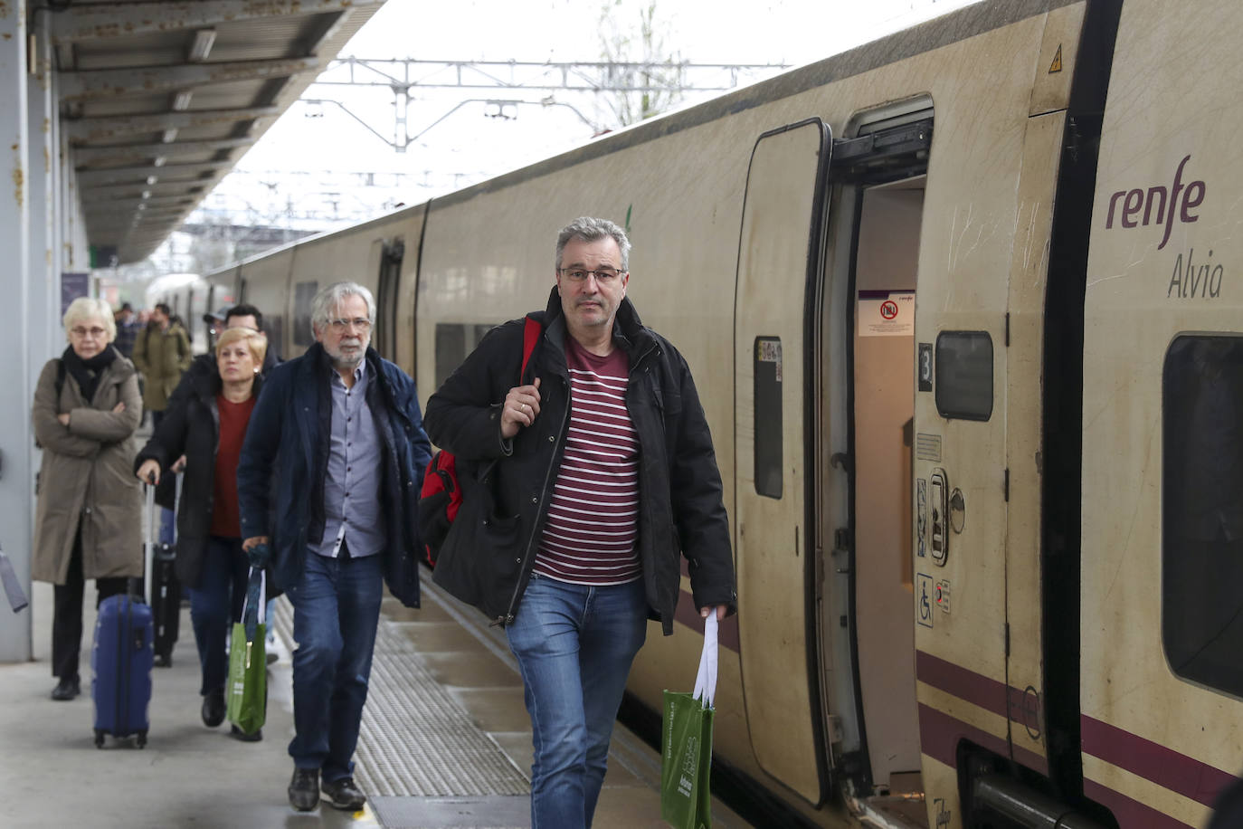 Los viajeros más madrugadores estrenan el primer tren comercial, en imágenes