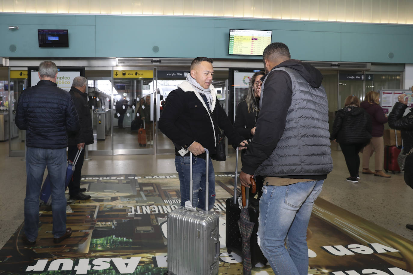 Los viajeros más madrugadores estrenan el primer tren comercial, en imágenes