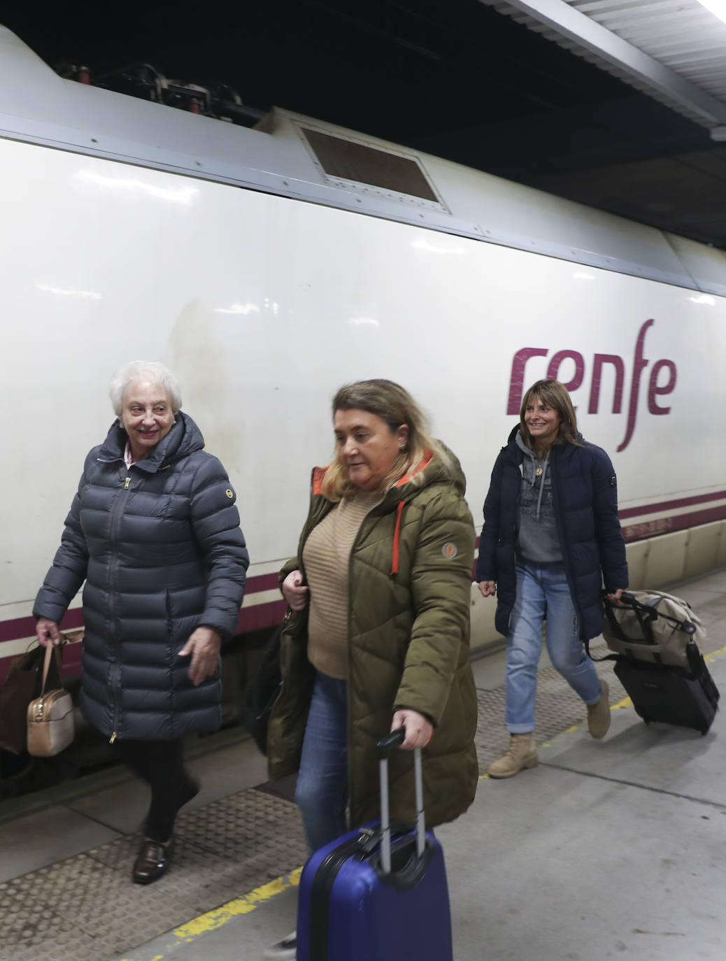 Los viajeros más madrugadores estrenan el primer tren comercial, en imágenes