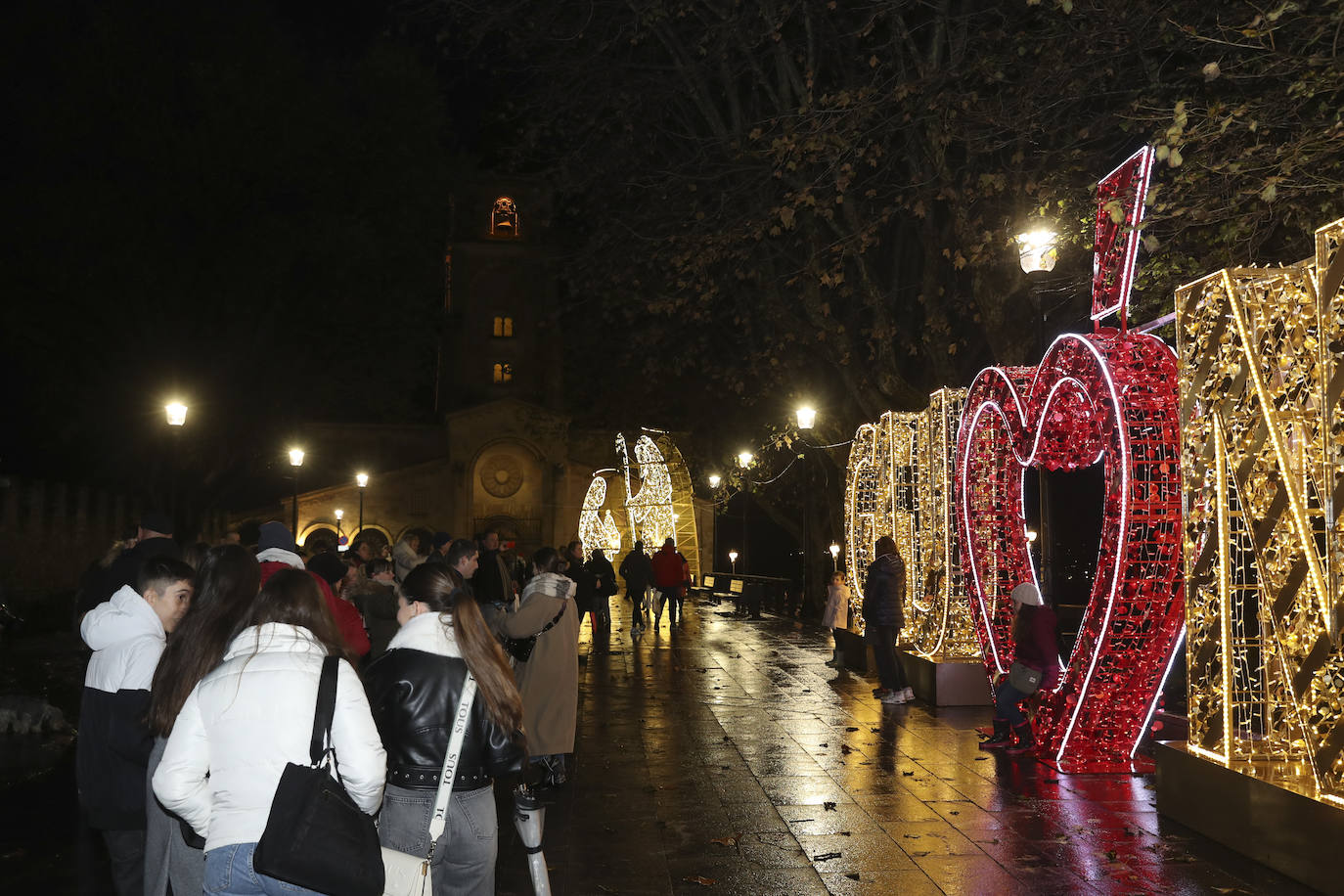 Explosión de luces y ambiente navideño en Gijón