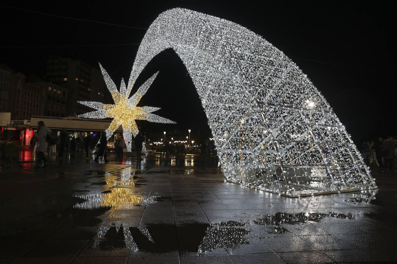 Explosión de luces y ambiente navideño en Gijón