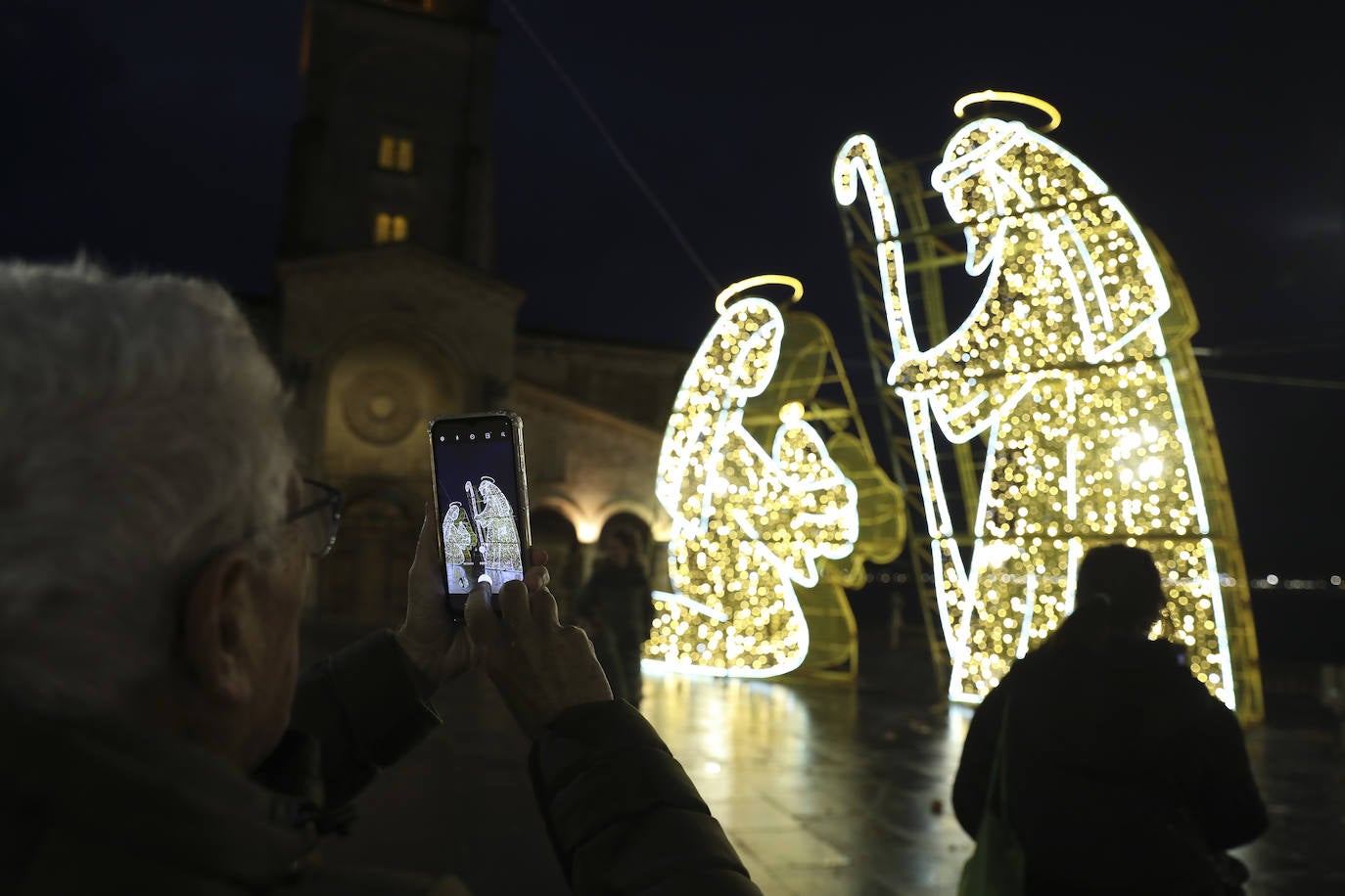 Explosión de luces y ambiente navideño en Gijón