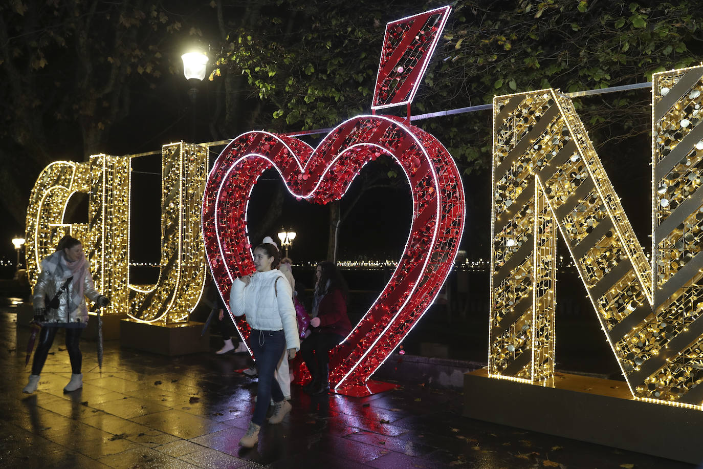 Explosión de luces y ambiente navideño en Gijón