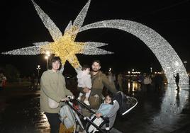 Explosión de luces y ambiente navideño en Gijón