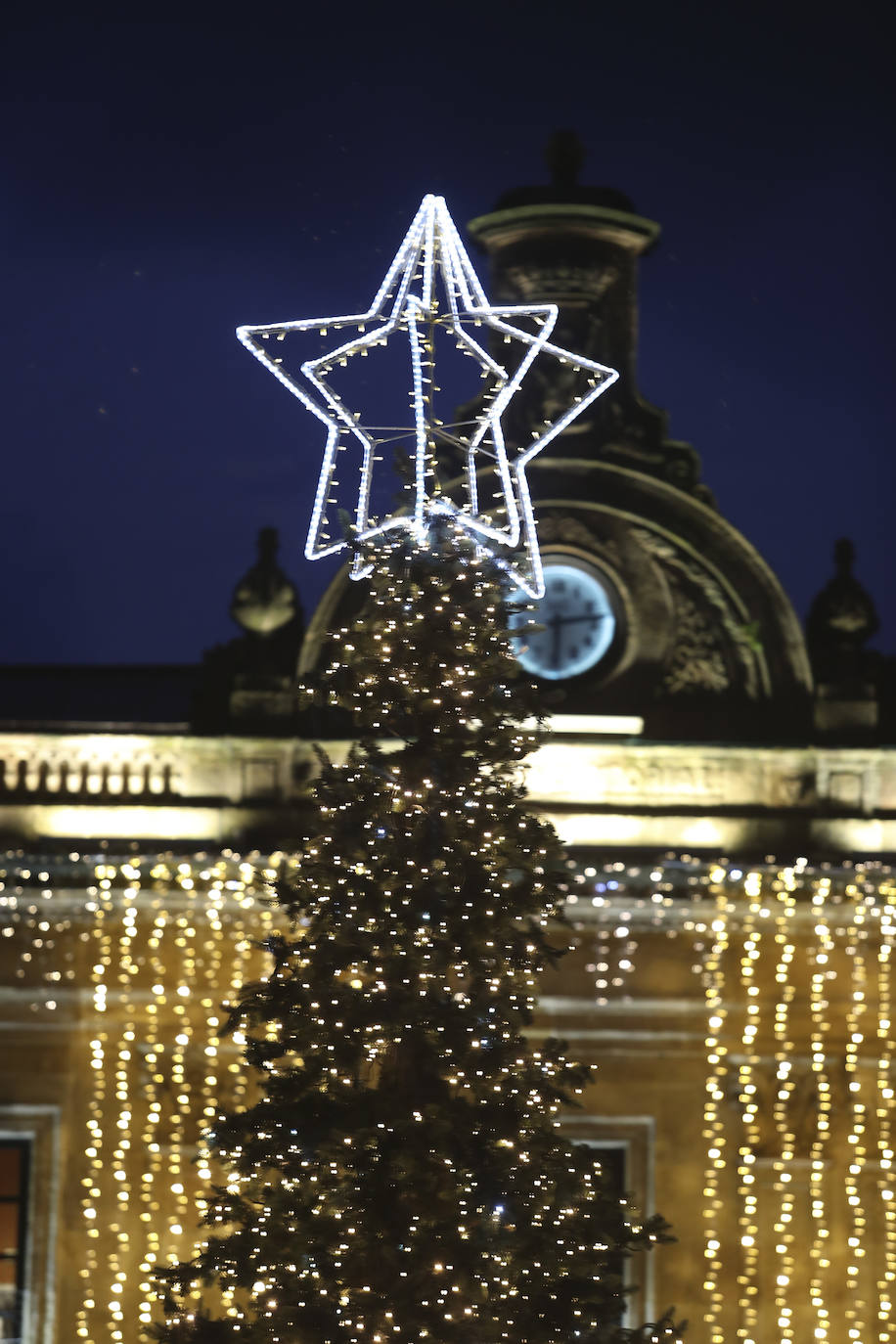 Explosión de luces y ambiente navideño en Gijón