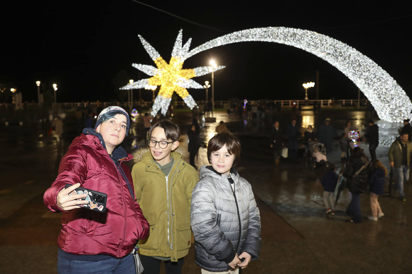 Explosión de luces y ambiente navideño en Gijón