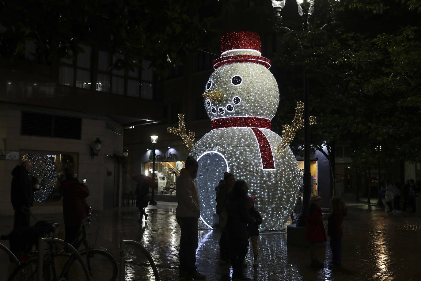 Explosión de luces y ambiente navideño en Gijón