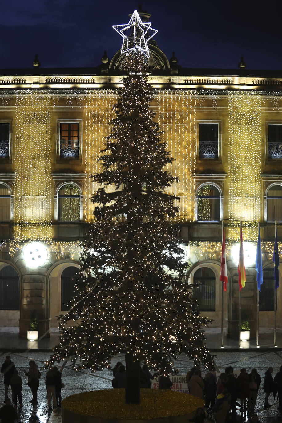 Explosión de luces y ambiente navideño en Gijón