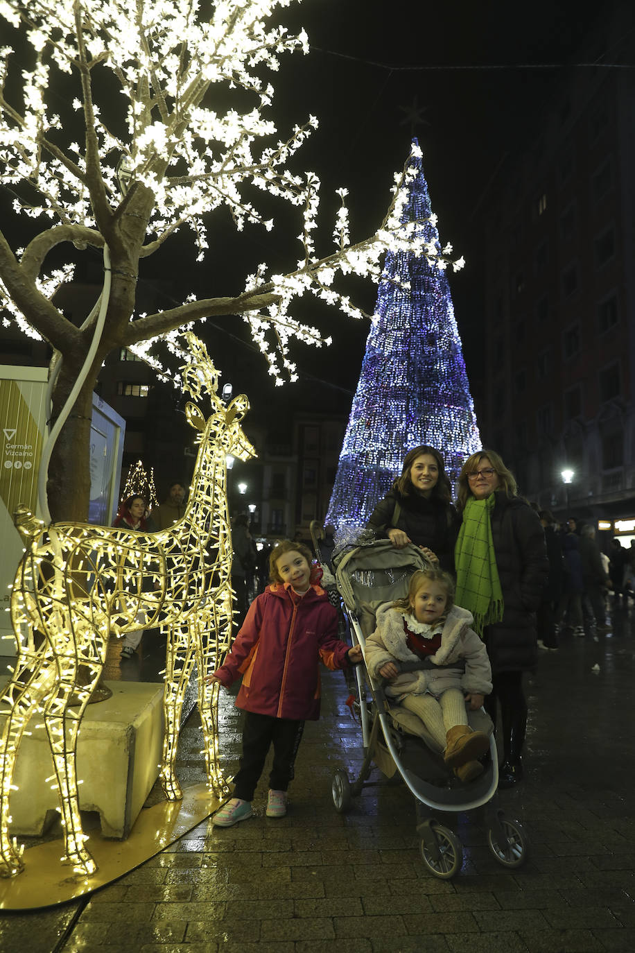 Explosión de luces y ambiente navideño en Gijón