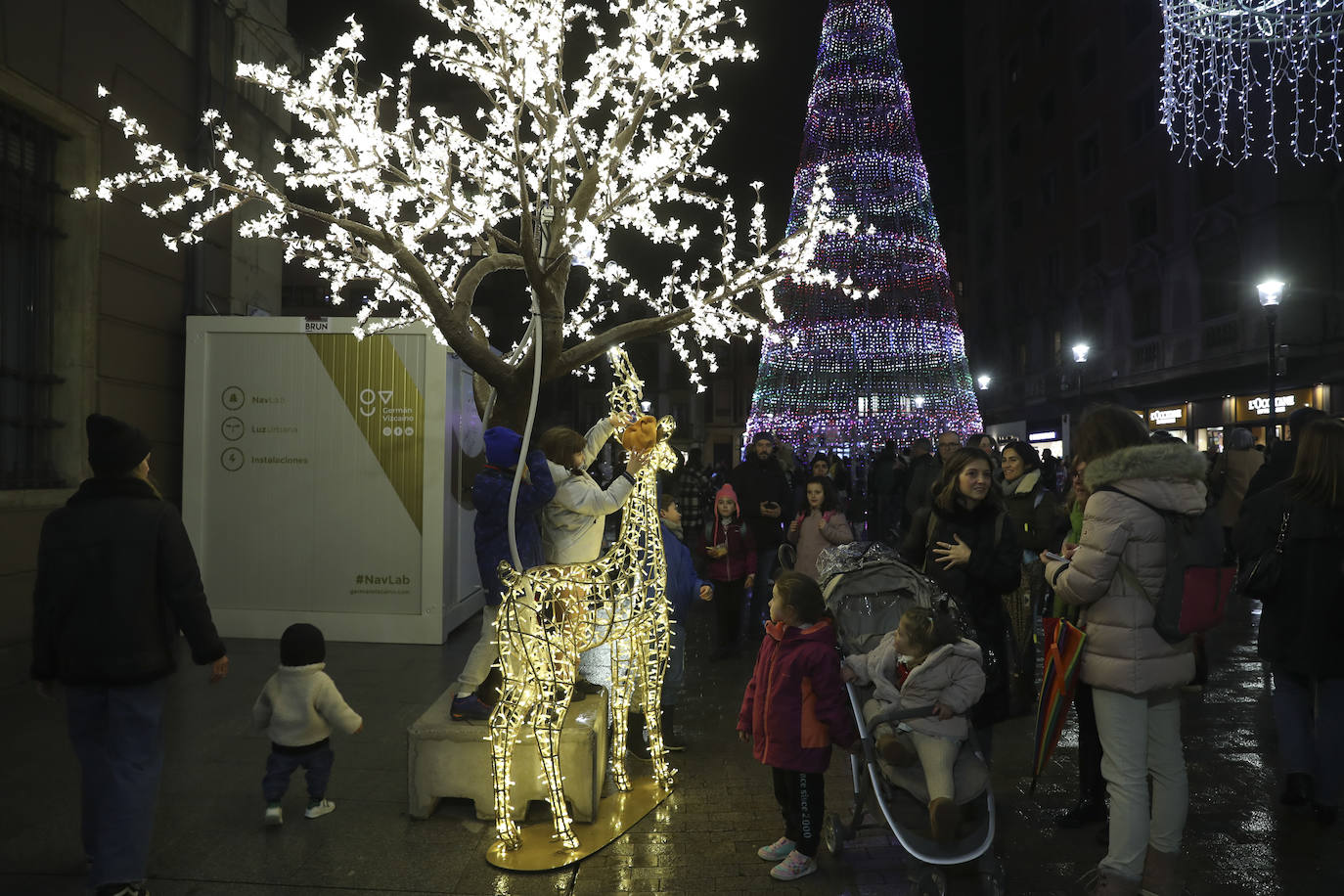 Explosión de luces y ambiente navideño en Gijón