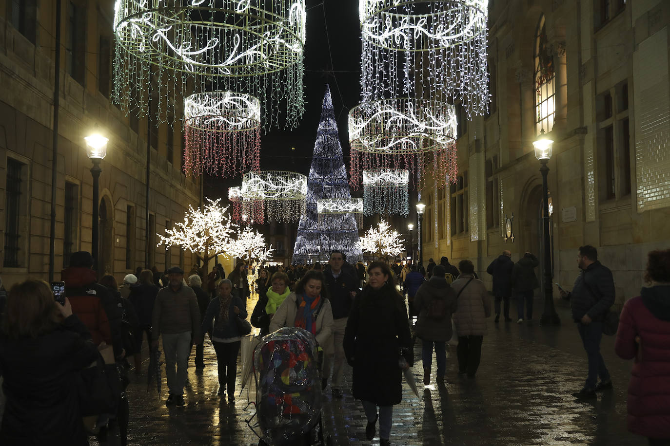 Explosión de luces y ambiente navideño en Gijón