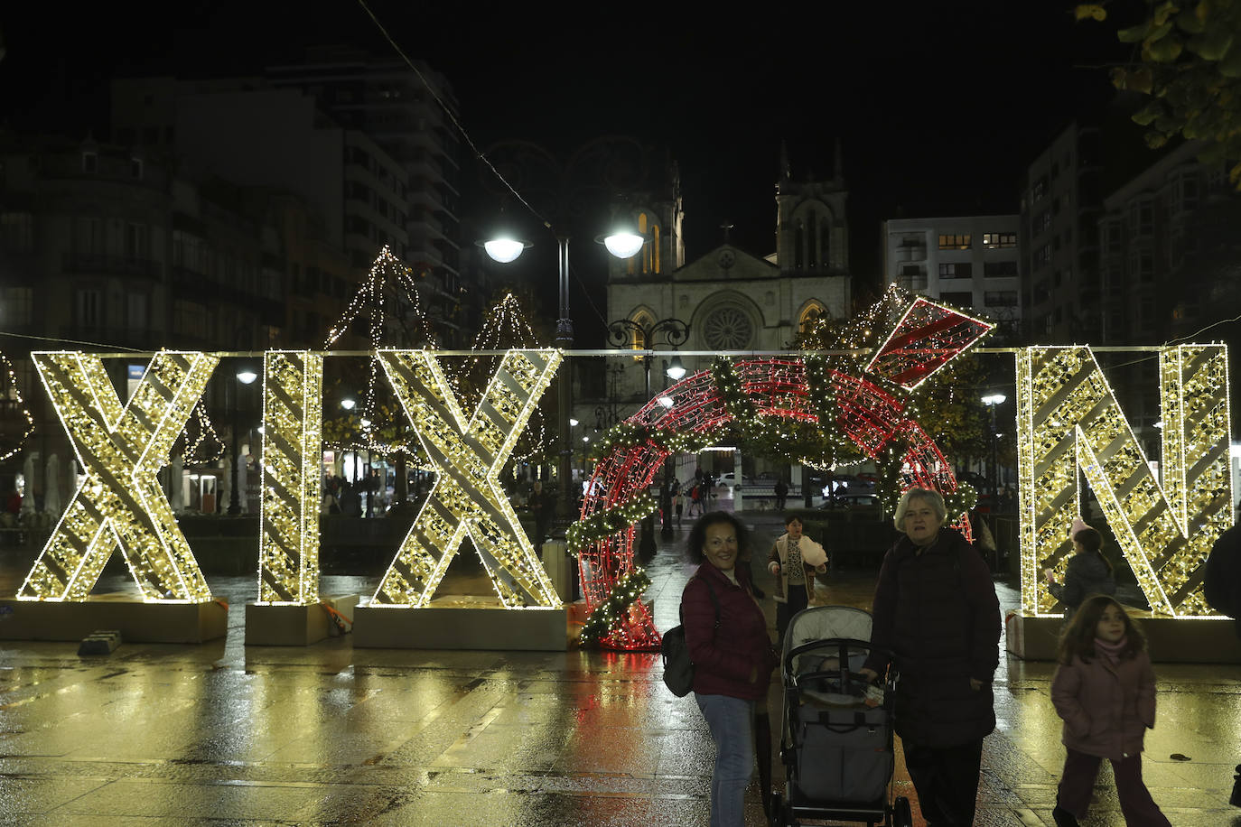 Explosión de luces y ambiente navideño en Gijón