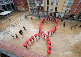 Un gran lazo de color rojo para conmemorar el Día Mundial contra el VIH-Sida