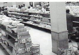 El interior del economato de Ensidesa en Llaranes.