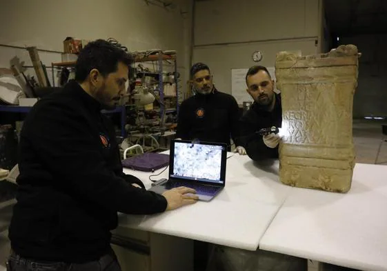 Rudy Lobosco, Lucas Ferrara y Santiago Longo, utilizan una lente de aumento para estudiar la superficie de la Fortuna Balnearia.