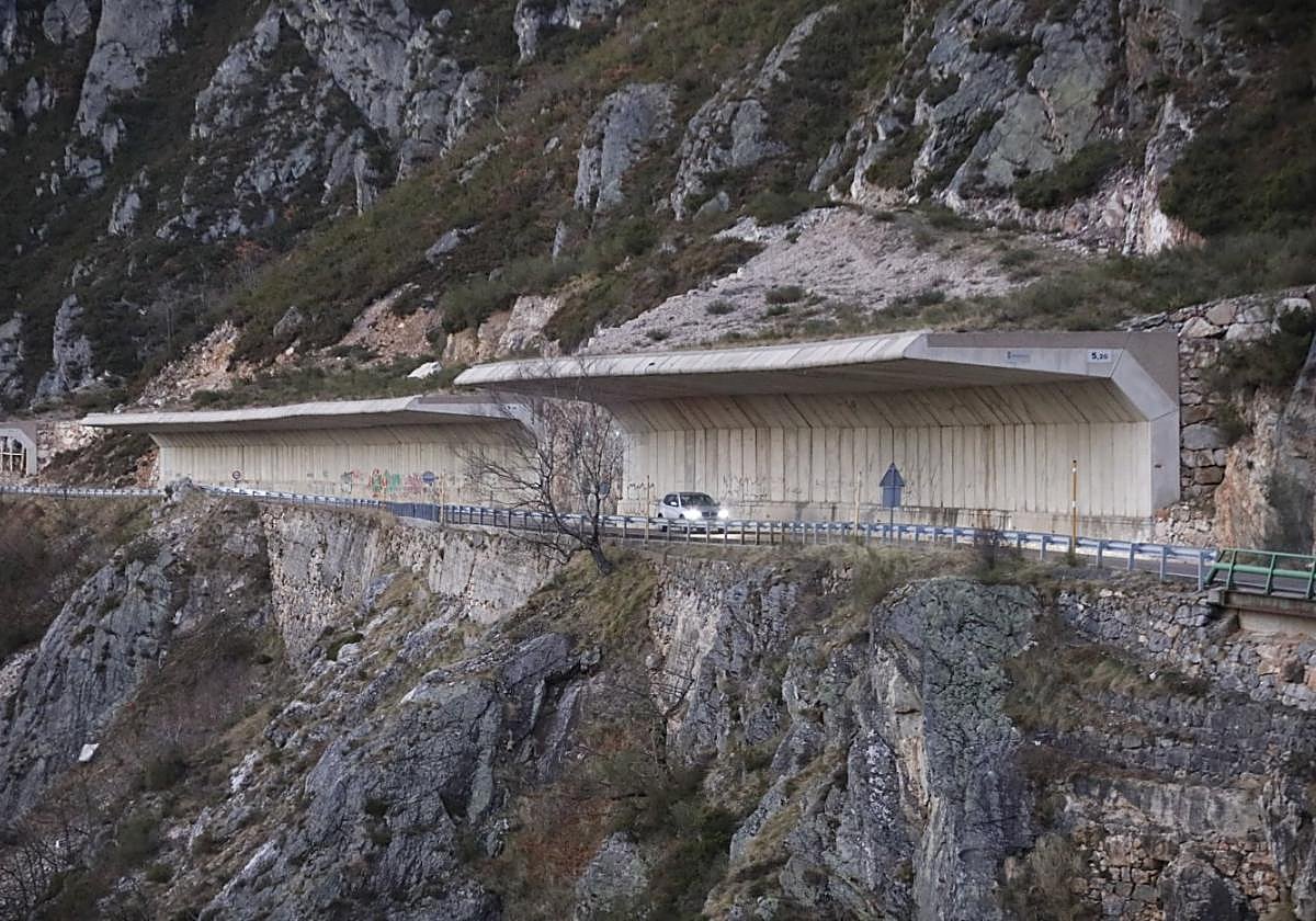 Las actuales viseras antialudes en el puerto de San Isidro, que van a ser ampliadas por el Principado para mejorar la seguridad.