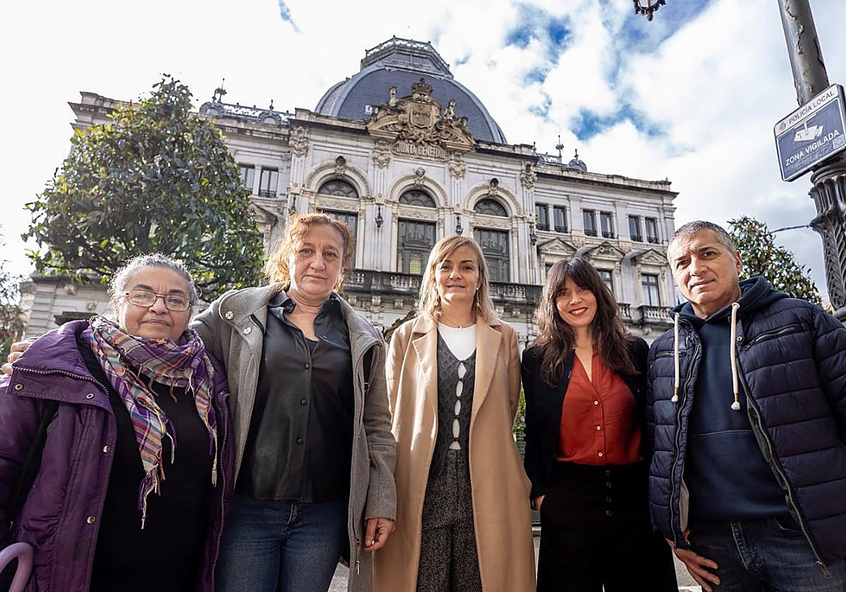 Cristina Tuero, Charo Linares, Covadonga Tomé, Laura Tuero y Xune Elipe, ayer, junto a la Junta.