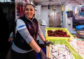 Ana Inés Tamargo, de la pescadería Llastres del Mercado del Sur, con bocartes.