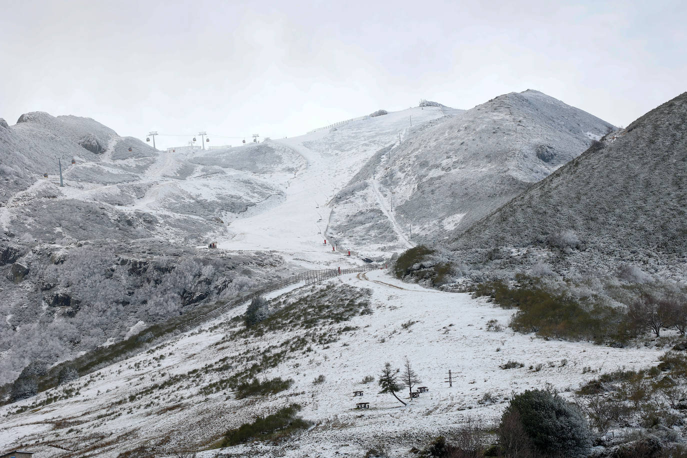 Valgrande abre la telecabina a la espera de más nieve