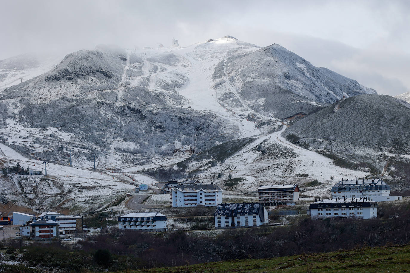 Valgrande abre la telecabina a la espera de más nieve