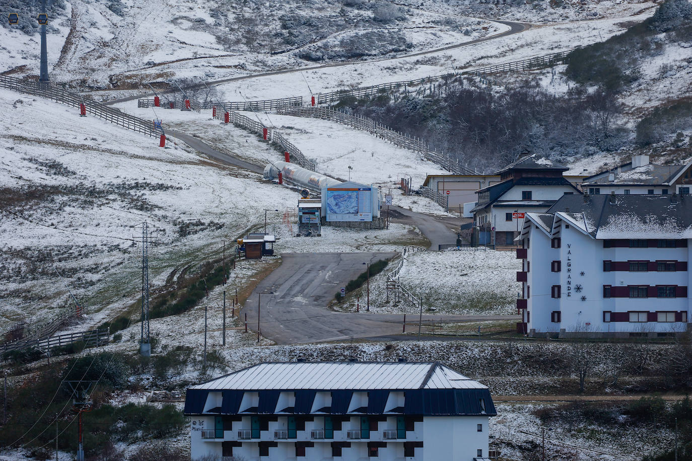 Valgrande abre la telecabina a la espera de más nieve