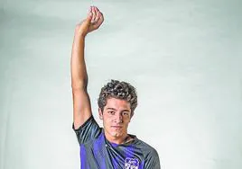 Carlos Barcia posa con la equipación de la Universidad de Evansville, donde juega y estudia.