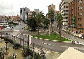 El Ayuntamiento prevé demoler parte de la acera exterior de los Jardines de la Reina para construir ahí el carril bici que siga por Fomento.