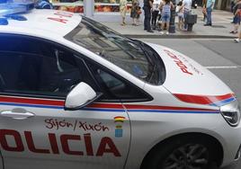 Un coche de la Policía Local de Gijón.