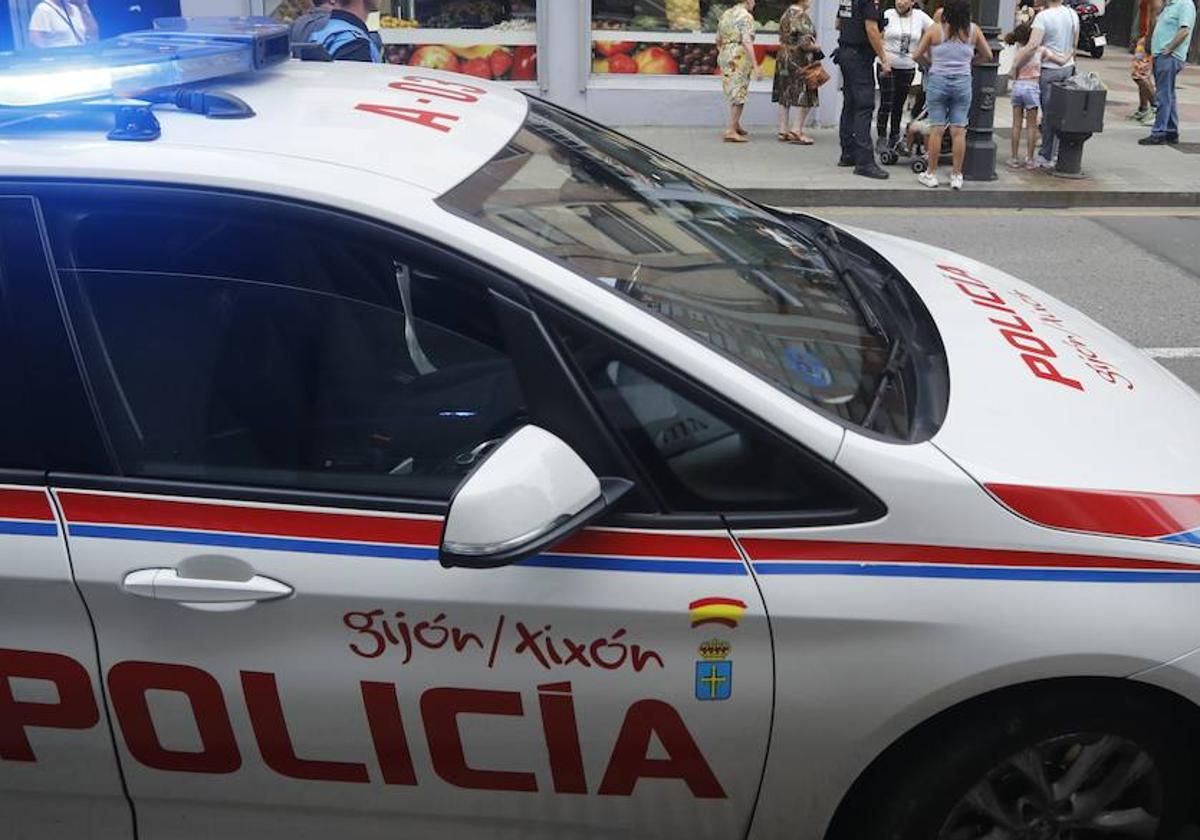 Un coche de la Policía Local de Gijón.