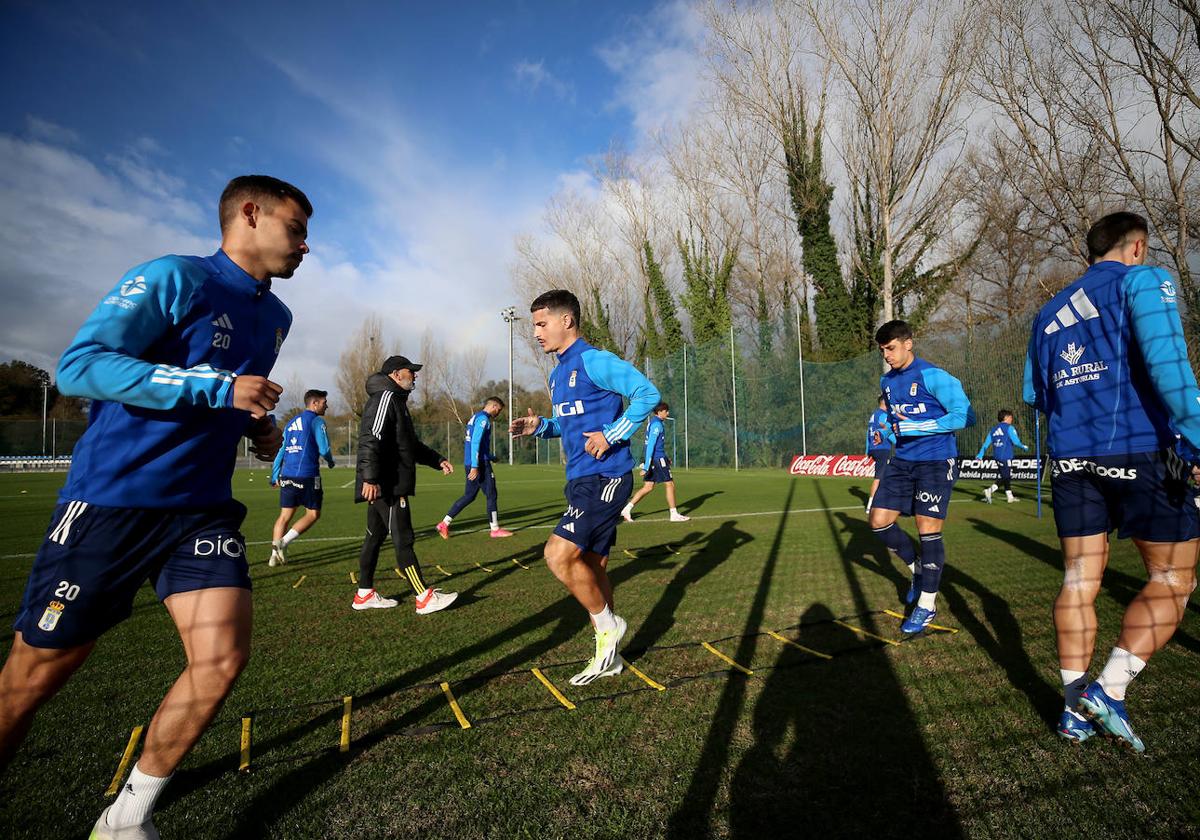 Los jugadores del Real Oviedo, durante el entrenamiento de este lunes.