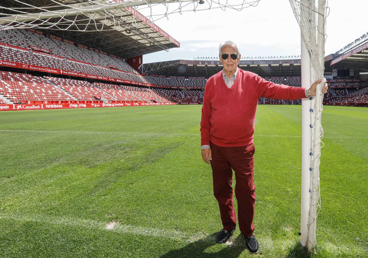 Roberto Entrialgo, en junio de 2021, en el césped de El Molinón, donde participó en una reunión con todos los protagonistas de la final de Copa contra el Barcelona de 1981.