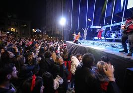 La orquesta Tekila en la actuación de un Antroxu en la ciudad.