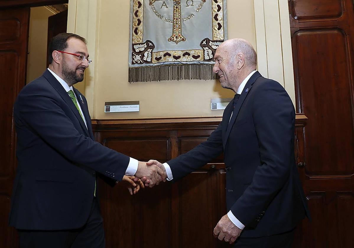 El presidente del Principado, Adrián Barbón, saluda al presidente de la Junta General, Juan Cofiño, a su llegada al parlamento asturiano para participar en el acto institucional con motivo del Día de la Constitución.