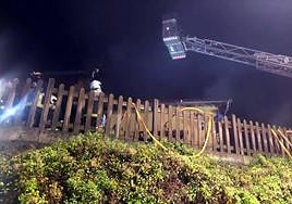 Un incendio calcina un apartamento vacacional y afecta a otra vivienda en Cangas de Onís