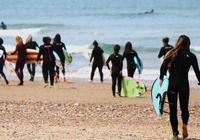 La práctica del surf es otra actividad frecuente entre las mujeres que conforman Kendra