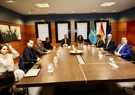 Reunión entre el presidente del Principado, Adrián Barbón, la alcaldesa de Gijón, Carmen Moriyón y Alejandro Irarragorri, presidente del consejo de administración del Sporting esta mañana.