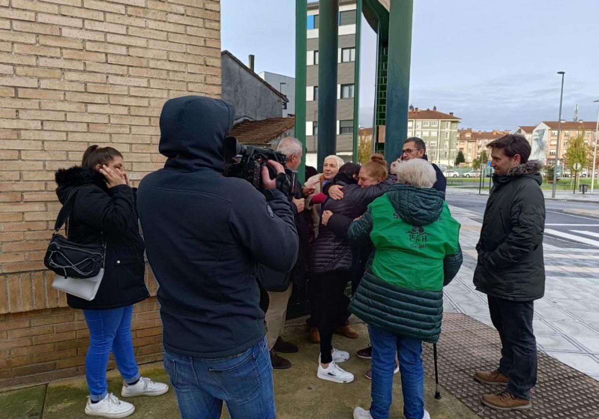 Familiares y amigos de la mujer que no fue desahuciada celebran la paralización de la orden.