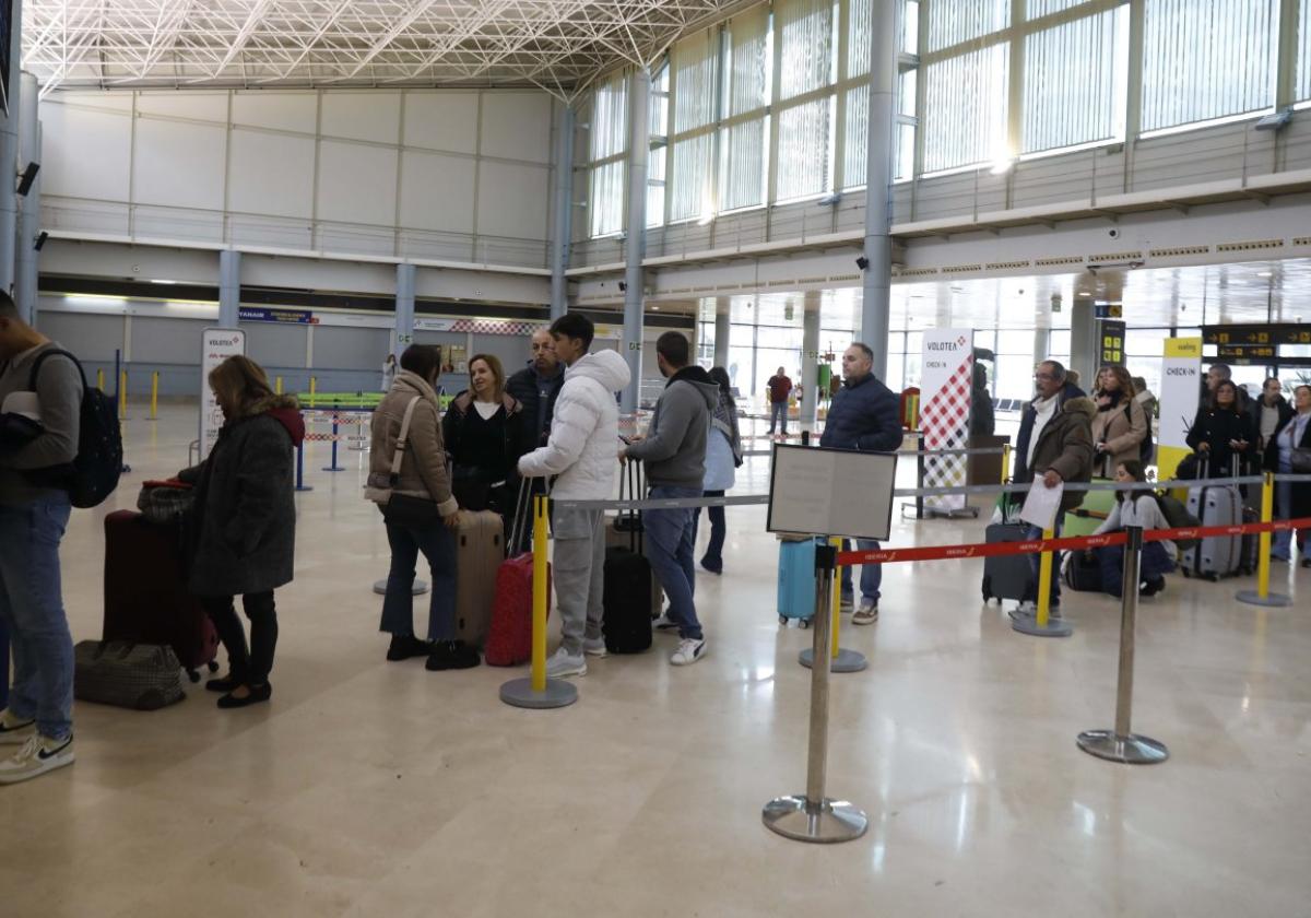 Colas de viajeros, ayer, en el mostrador de facturación de una compañía en el aeropuerto de Asturias.